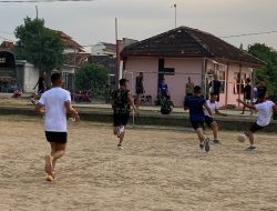 Canda Tawa Prajurit Satgas TMMD Kodim Pati Hidupkan Lapangan Sederhana di Desa Godo