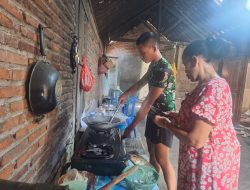 Anggota Satgas TMMD 128 Tak Canggung Bantu Ibu-Ibu Masak Di Dapur