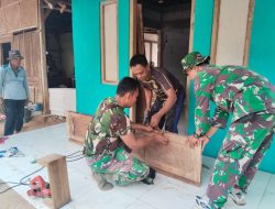 Pemasangan Pintu Jadi Sentuhan Akhir, Rumah Ibu Sarmini Rampung 100 Persen