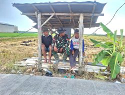 Hangatnya Obrolan Satgas TMMD dan Petani di Tengah Pengecoran Jalan Desa Godo