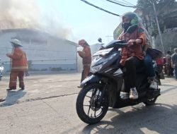 Gudang PT Surya Pasifik di Cengkareng Terbakar, Asap Hitam Membumbung Tinggi