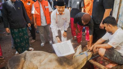 Momen kurban Anggota DPR RI Drs. H Adang Daradjatun menjadi simbol kepedulian sosial. (Jaenal)