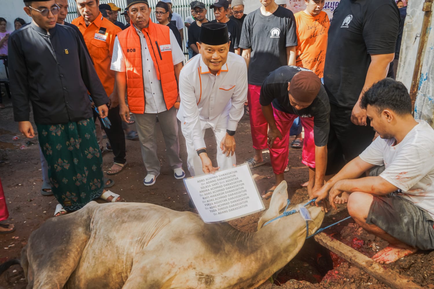 Momen kurban Anggota DPR RI Drs. H Adang Daradjatun menjadi simbol kepedulian sosial. (Jaenal)