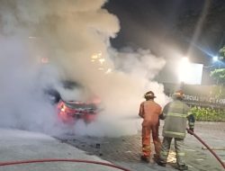 UPT Disdamkar Bojongsari Gerak Cepat Tangani Mobil Xpander Ludes Terbakar: Api Diduga Berasal dari Kap Mesin