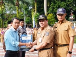 Di Apel Pagi: Sekda Depok Serahkan SK Pensiun dan Bantuan KORPRI kepada Sejumlah ASN