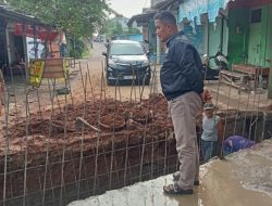 Jalan Raya Serua Bulak RW 19 Pondok Petir: Di Bangun Saluran Swadaya Warga, Sementara Ditutup
