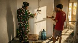 Instalasi Listrik Dirapikan, Rumah Bapak Kartiko Kian Siap Huni Berkat TMMD 128