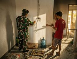 Instalasi Listrik Dirapikan, Rumah Bapak Kartiko Kian Siap Huni Berkat TMMD 128