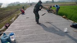 Pemasangan Papan Penyekat Perkuat Betonisasi Jalan TMMD di Desa Godo