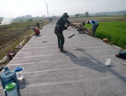 Pemasangan Papan Penyekat Perkuat Betonisasi Jalan TMMD di Desa Godo