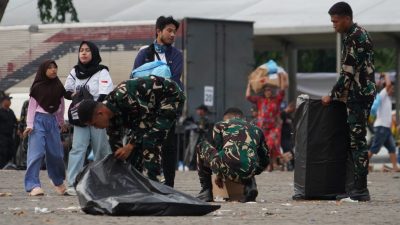 Usai Amankan May Day, Prajurit Kodam Jaya Lanjutkan Aksi Bersih di Kawasan Monas
