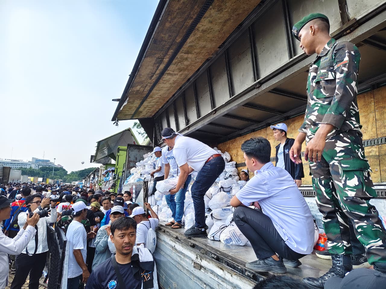Ratusan Ribu Buruh Terima Sembako di May Day Monas, BULOG Turun Langsung ke Lapangan