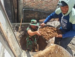 Satgas TMMD 128 Bantu Pembuatan Jamban Rumah Ibu Sumarni