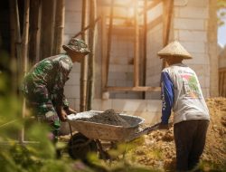 Gerobak Dorong, Keringat, dan Asa: Kisah TMMD Bangun Rumah di Pati