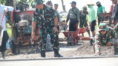 Aksi Nyata Pimpinan di TMMD 128, Terjun ke Lapangan Percepat Pengecoran Jalan