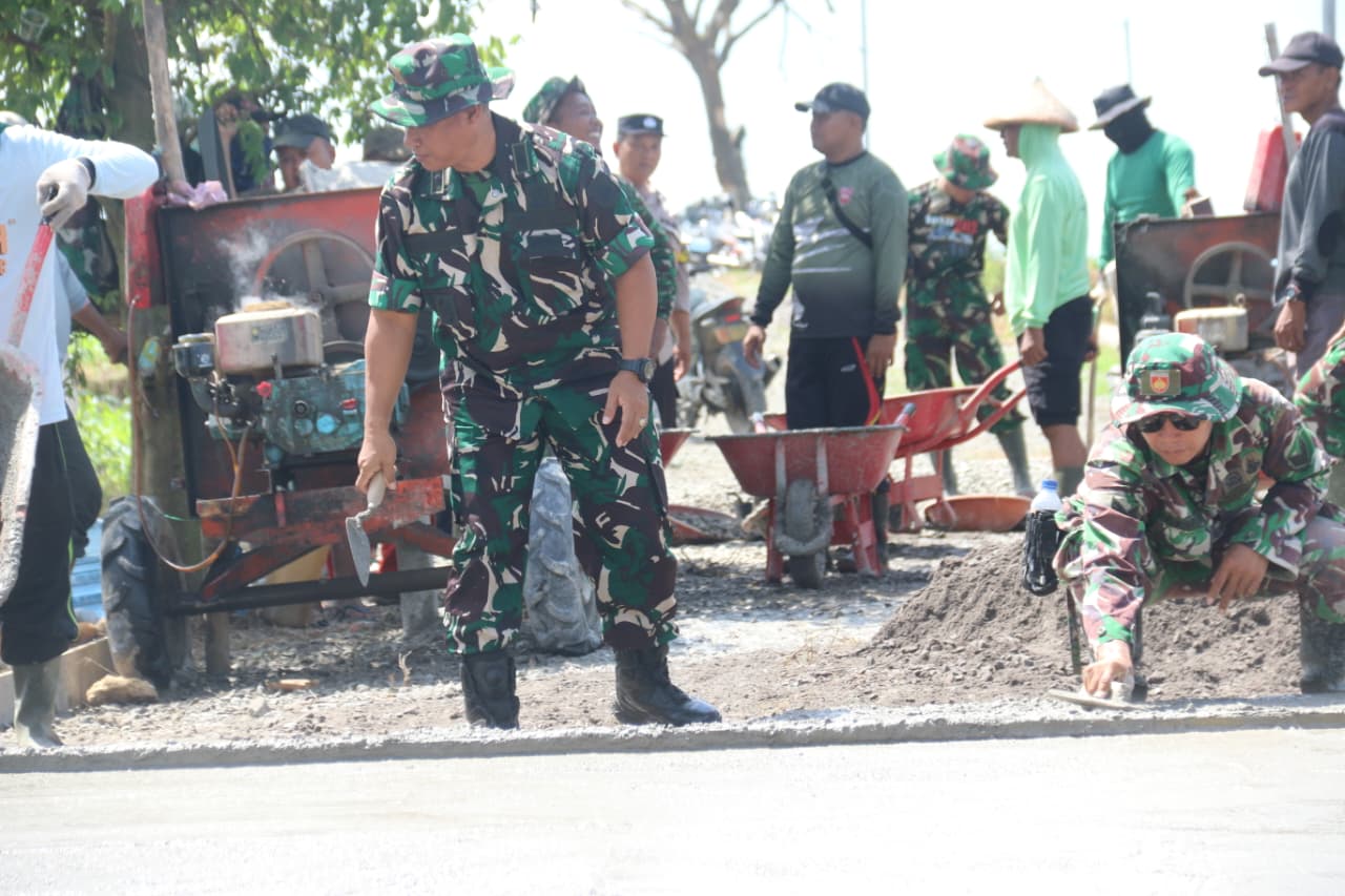 Aksi Nyata Pimpinan di TMMD 128, Terjun ke Lapangan Percepat Pengecoran Jalan