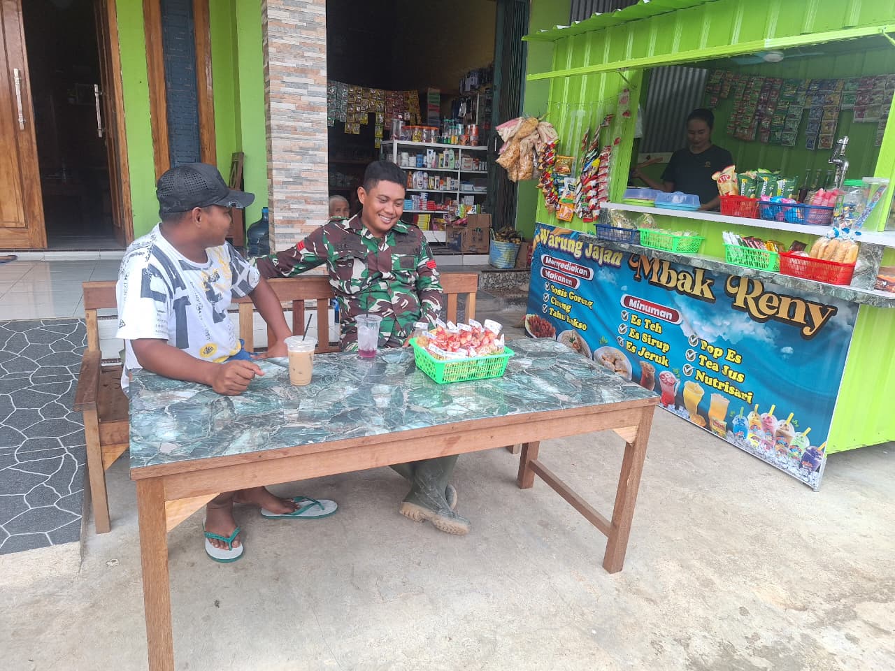 Hangatnya Kebersamaan, Satgas TMMD dan Warga Godo "Ngopi Bareng" untuk Hapus Jarak