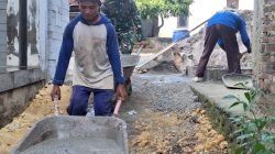 Dorong Angkong Demi Percepatan Pengecoran, Progres Rumah Shahroni Capai 65 Persen