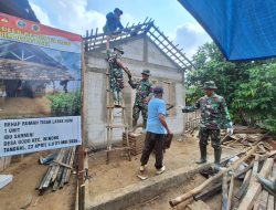 Rumah Ibu Sarmini Hampir Rampung, Satgas TMMD 128 Gotong Royong Naikkan Genteng