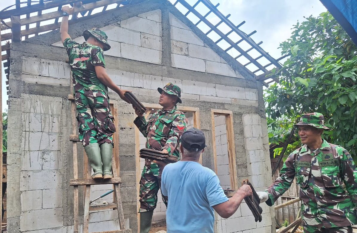 Atap Mulai Terpasang, Rumah Ibu Sarmini Hasil Program TMMD Kian Mendekati Rampung