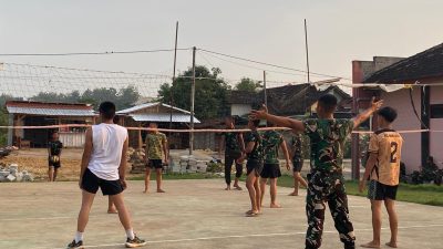 Pererat Kemanunggalan, Satgas TMMD 128 Ajak Pemuda Desa Godo Olahraga Voli Bersama