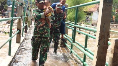 Kodim 0506/Tangerang Bergerak Cepat Atasi Banjir Cipondoh, Warga Dievakuasi