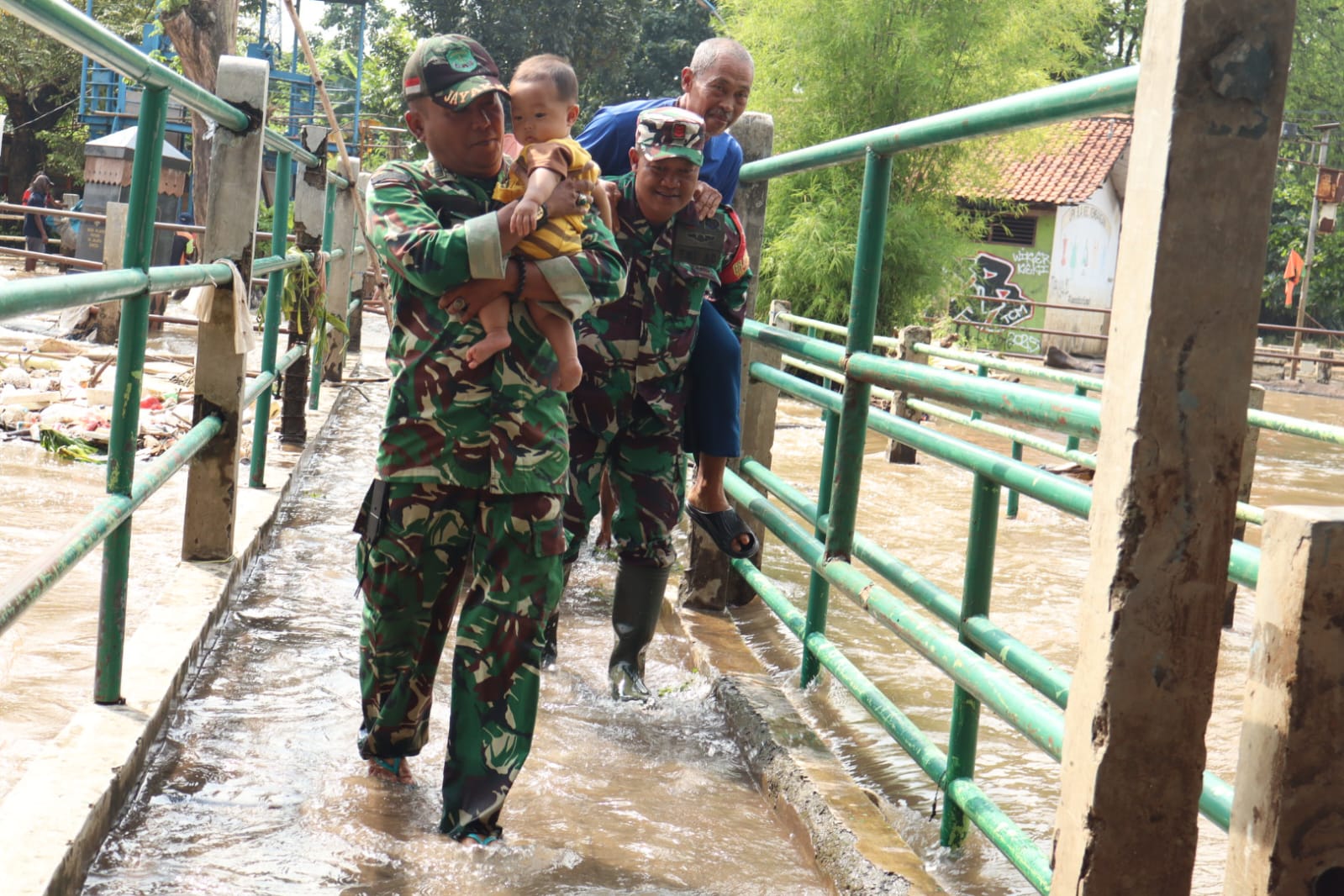 Kodim 0506/Tangerang Bergerak Cepat Atasi Banjir Cipondoh, Warga Dievakuasi
