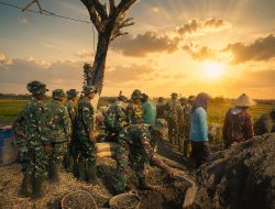 Sentuhan Humanis TMMD, Prajurit TNI Menyatu Bersama Petani di Pati