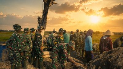 Sentuhan Humanis TMMD, Prajurit TNI Menyatu Bersama Petani di Pati