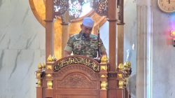 Tingkatkan Keimanan dan Ketaqwaan, Satgas TMMD Laksanakan Sholat Jumat Bersama Warga