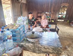 Di Sela-Sela Istirahat, Satgas TMMD 128 Ngobrol Santai di Warung Ibu Maryati