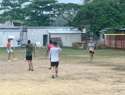 Hangatnya Kebersamaan di Sisa Waktu 3 Hari Satgas TMMD 128 Bersama Anak-Anak Desa Godo,Bermain Sepak Bola