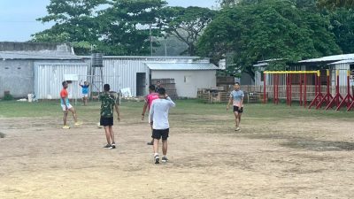 Hangatnya Kebersamaan di Sisa Waktu 3 Hari Satgas TMMD 128 Bersama Anak-Anak Desa Godo,Bermain Sepak Bola