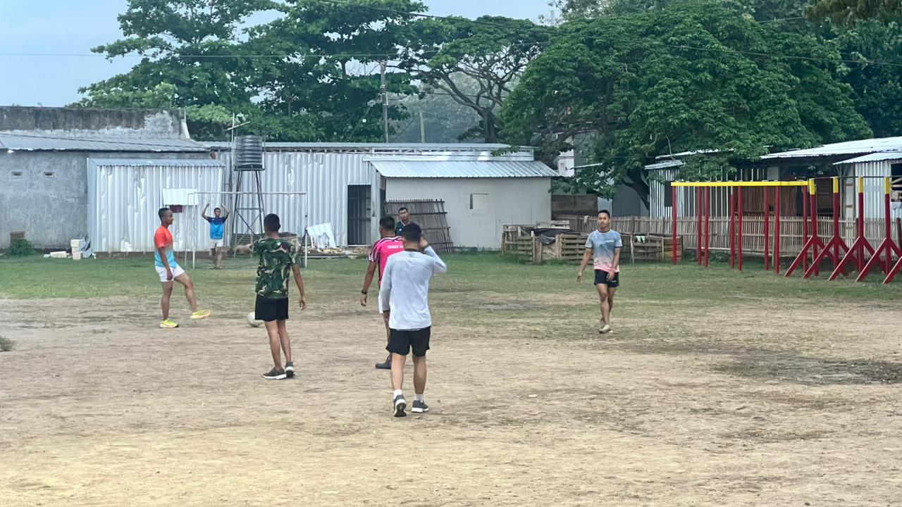 Hangatnya Kebersamaan di Sisa Waktu 3 Hari Satgas TMMD 128 Bersama Anak-Anak Desa Godo,Bermain Sepak Bola