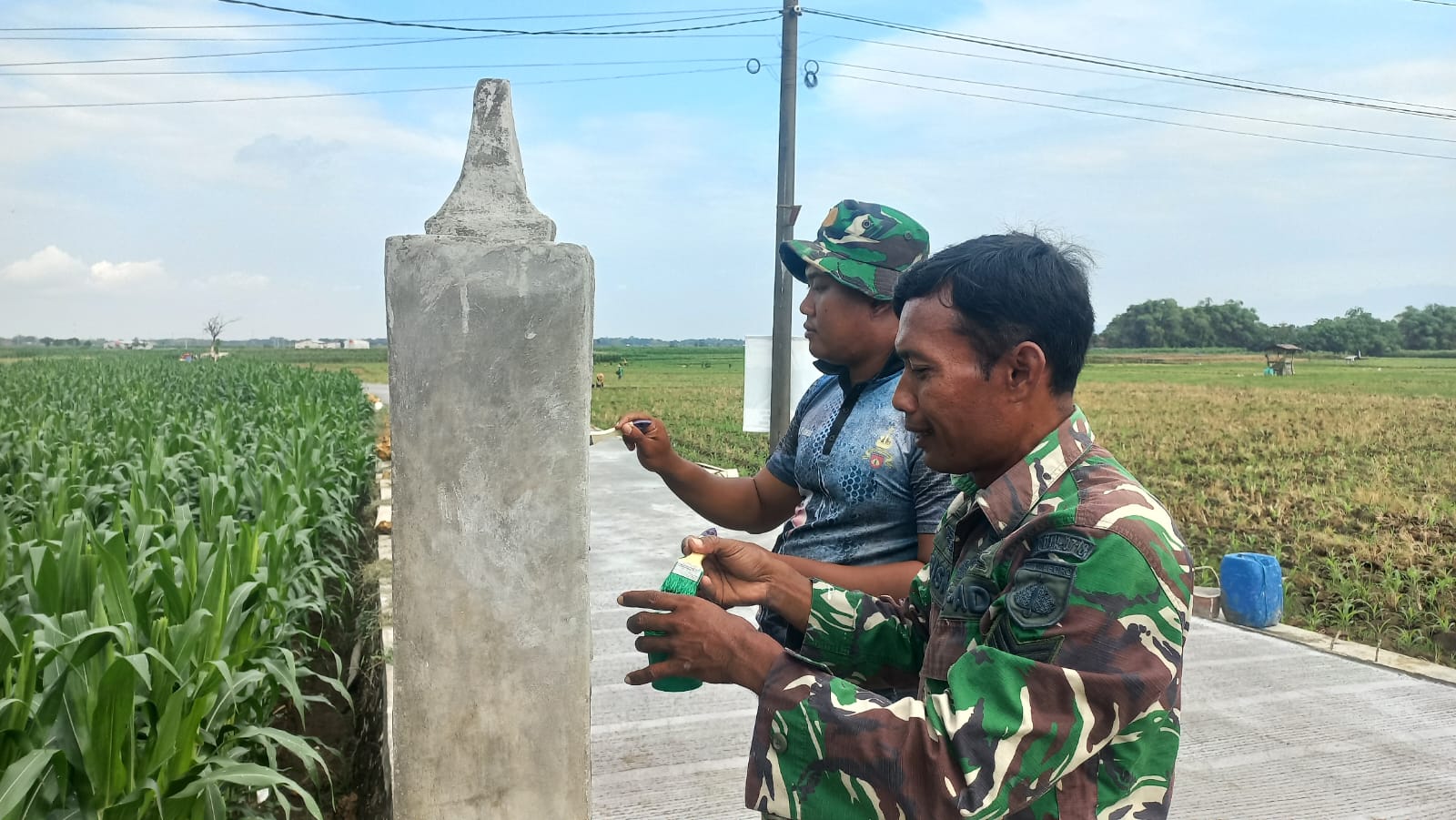 Pengecatan Tugu Prasasti TMMD Reguler ke-128 Kodim Pati Jadi Penanda Semangat Pengabdian