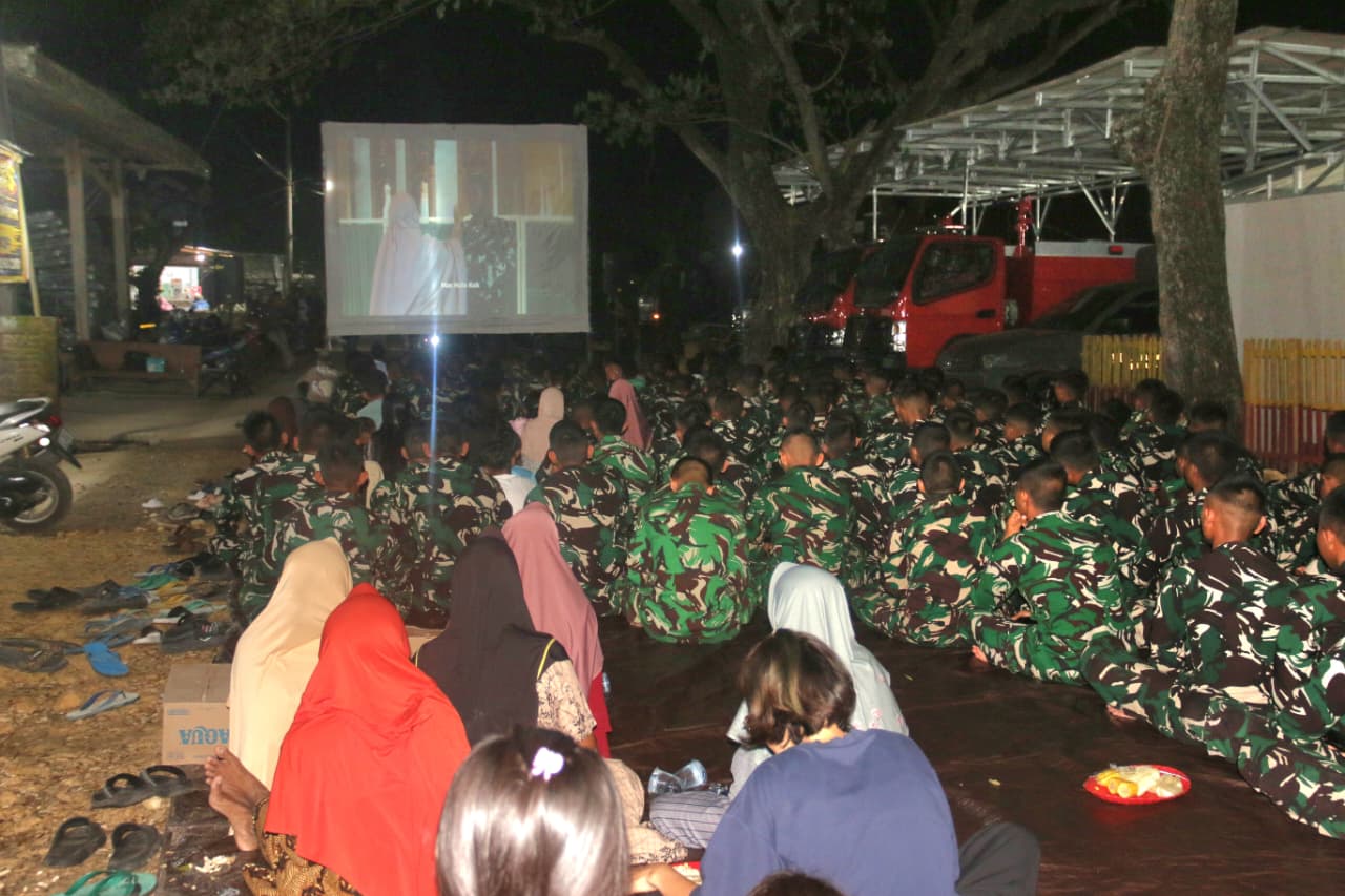 Nobar Jadi Momen Kebersamaan Satgas TMMD dan Warga Desa Godo