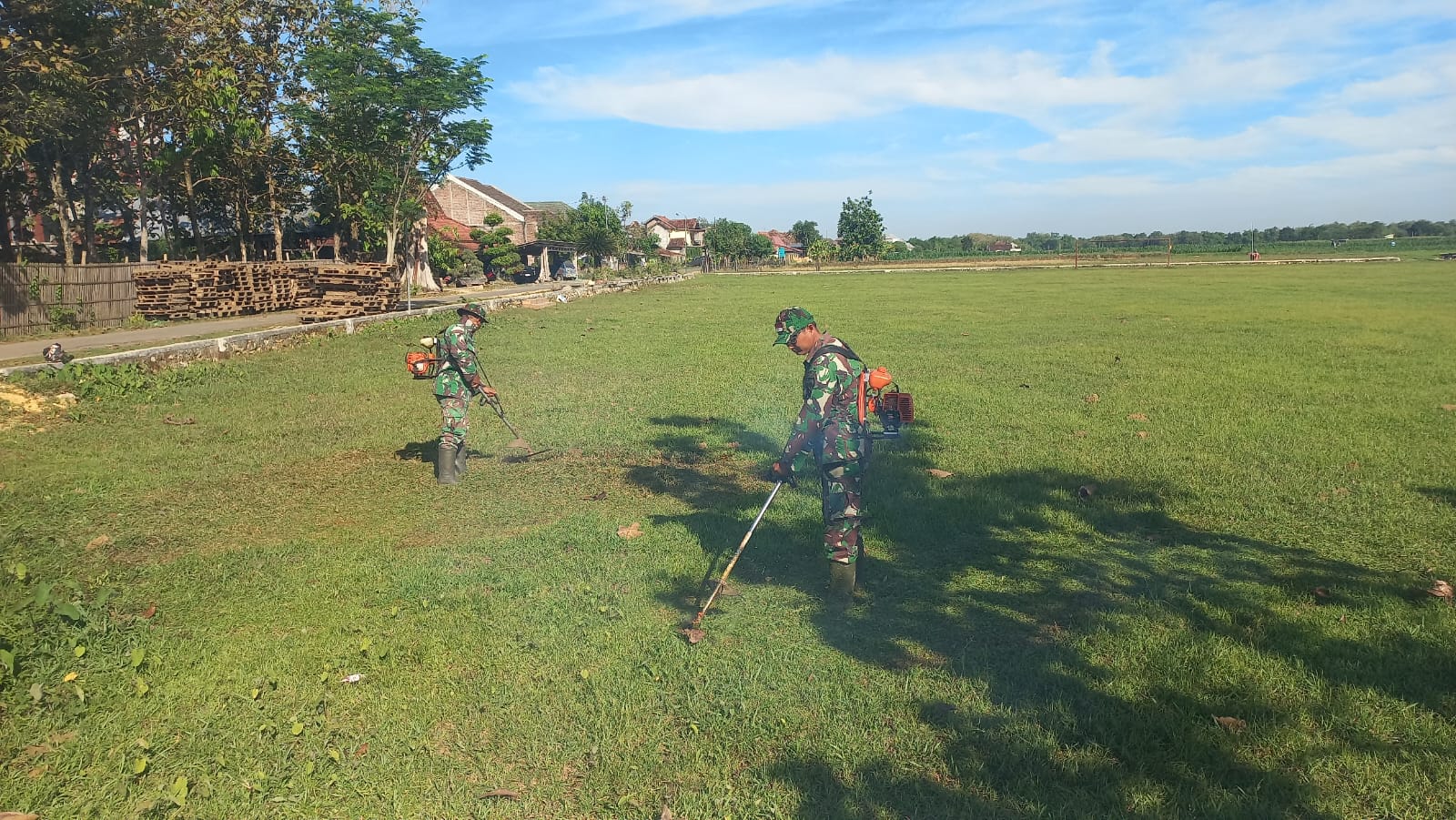 Satgas TMMD Mulai Rapikan Lapangan Desa Gunungpanti Jelang Upacara Penutupan