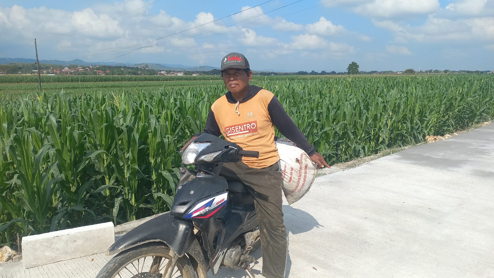 Mbah Sukardi Rasakan Manfaat Jalan Baru TMMD untuk Aktivitas Bertani