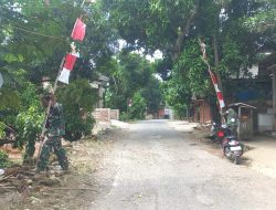 Persiapan Penutupan TMMD Reguler ke-128, Sertu Nursanto Pasang Umbul-Umbul di Lokasi Kegiatan