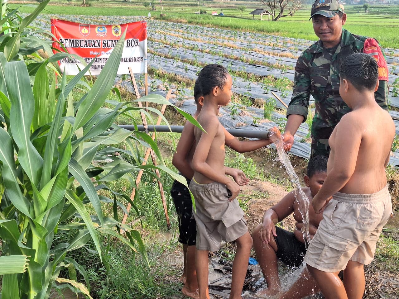 Keceriaan Anak-Anak Desa Godo Nikmati Air Sumur Bor Program TMMD