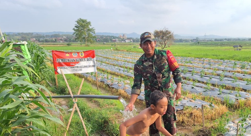 Di Tengah Sawah Desa Godo, Sertu Arifin Hadirkan Sumber Air untuk Petani