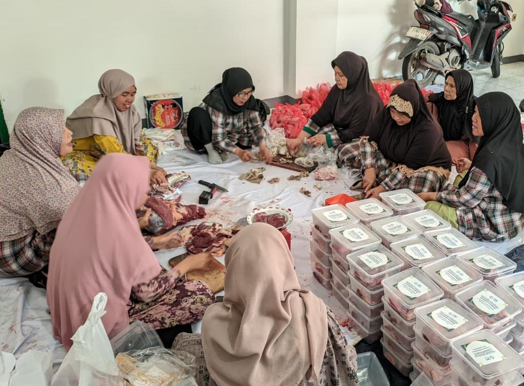 Sambut Iduladha, PLN UP2B Jawa Barat Tebar Berkah Daging untuk 106 Mustahik di Bandung