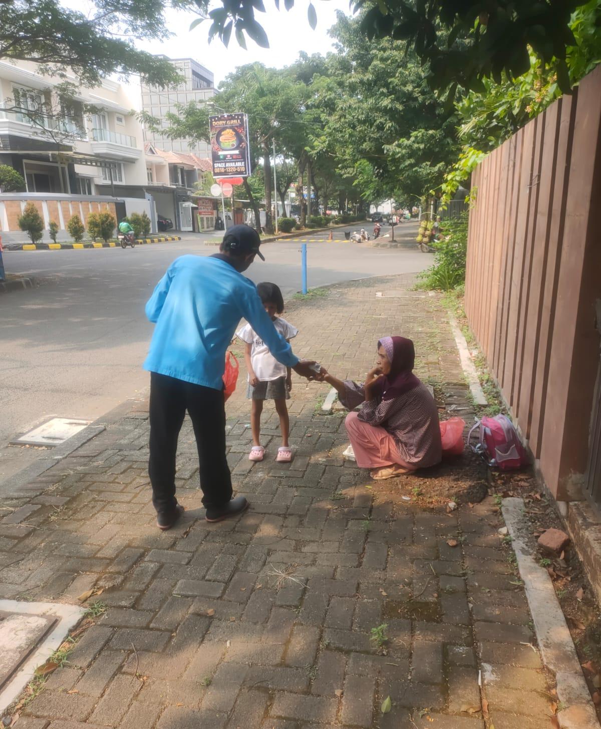 Juru Parkir Jakarta Barat Rutin Berbagi Makanan Lewat Program Jumat Berkah