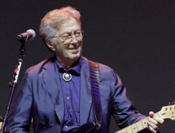 Eric Clapton Akhiri Konser di Madrid Usai Dilempar Penonton, Soroti Keamanan Pertunjukan Musik