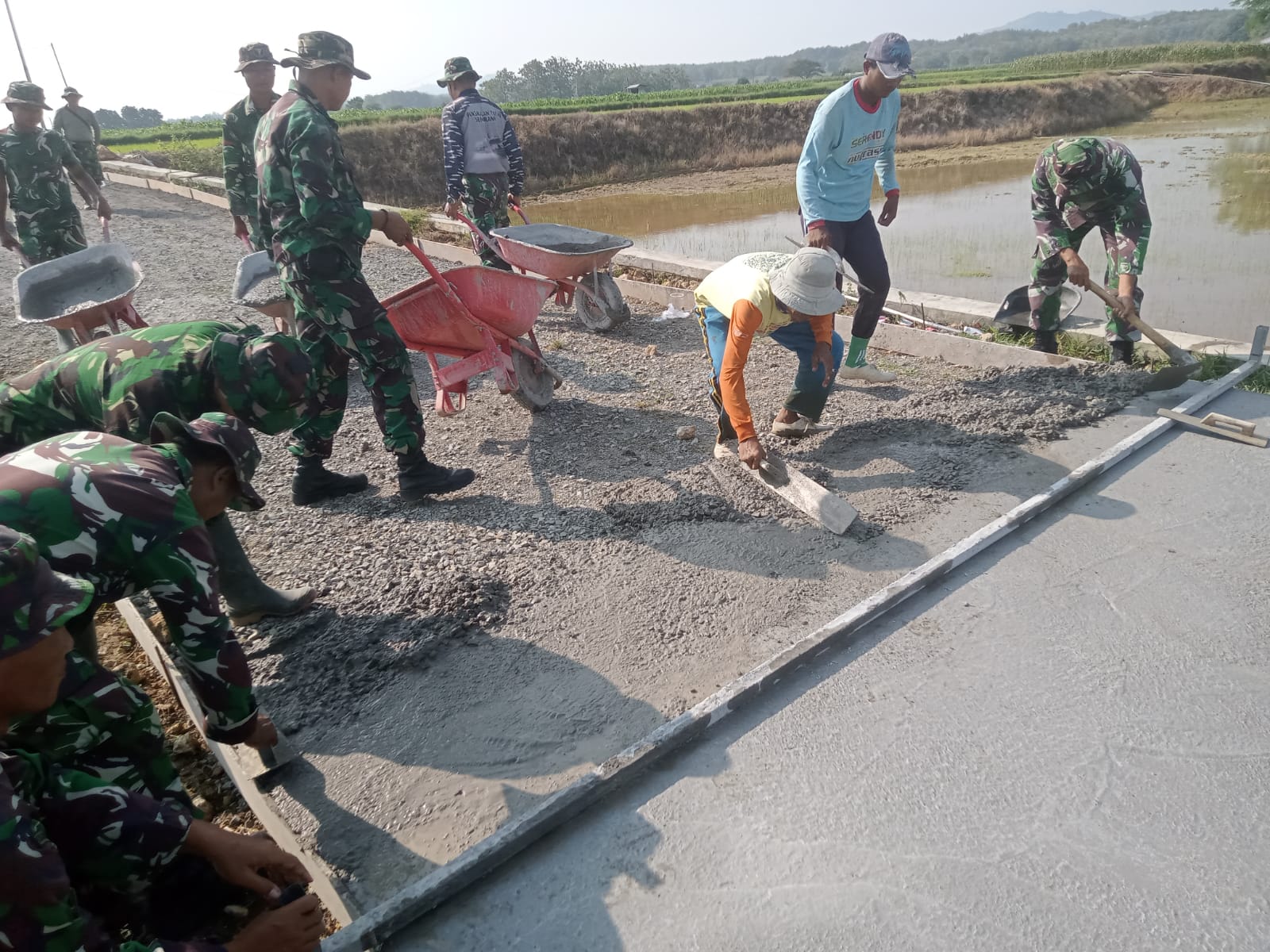 Progres Capai 61 Persen: Jalan Beton TMMD Mulai 'Membelah' Persawahan Desa di Pati