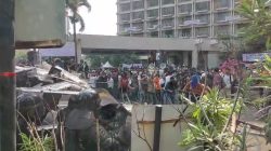 69 Orang Diamankan dalam Eksekusi Eks Hotel Sultan, 26 Polisi Terluka