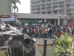69 Orang Diamankan dalam Eksekusi Eks Hotel Sultan, 26 Polisi Terluka