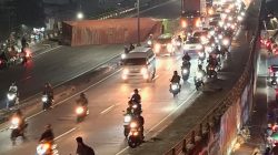 Truk Muatan 27 Ton Terbalik di Flyover Kranji Bekasi, Arus Lalu Lintas dari Jakarta Lumpuh