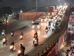 Truk Muatan 27 Ton Terbalik di Flyover Kranji Bekasi, Arus Lalu Lintas dari Jakarta Lumpuh