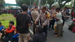 Aksi Mahasiswa BEM UBK di Depan Menara BSI, Polri Bagikan Snack dan Air Mineral